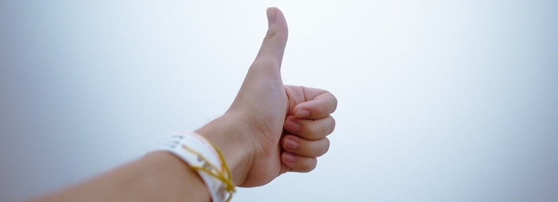 Person with their thumb up to the sky.