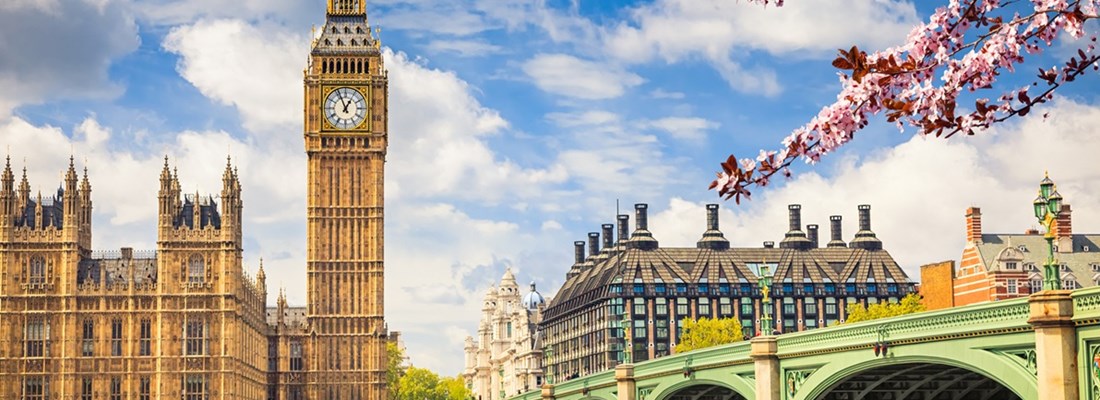 Big Ben, bus in foreground